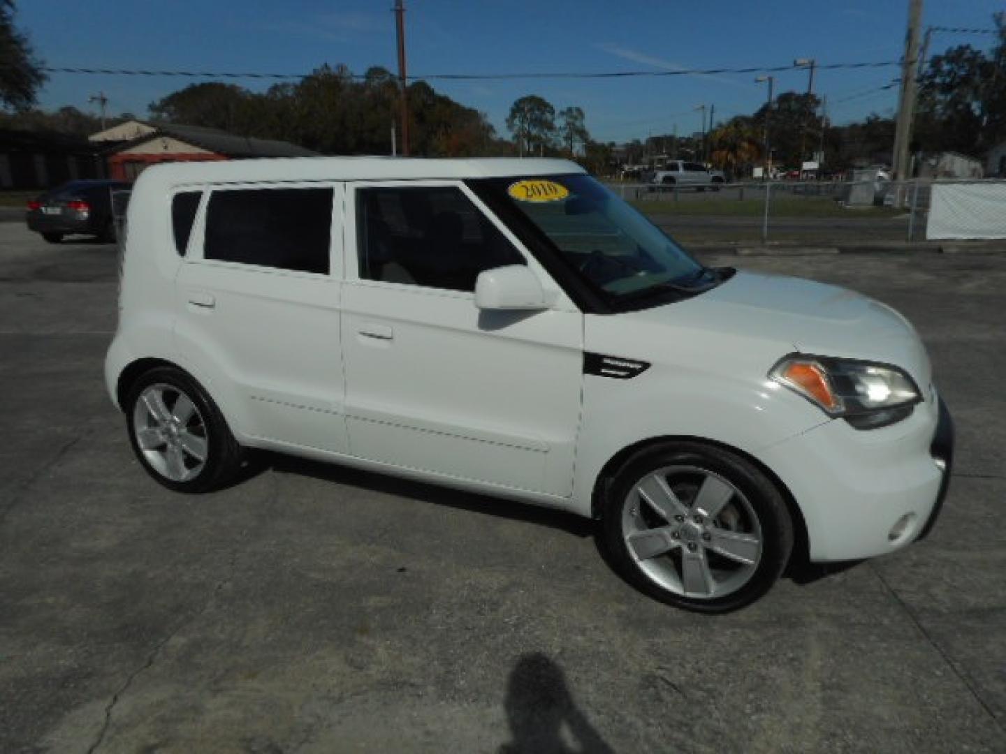 2010 WHITE KIA SOUL BASE; SPORT; + (KNDJT2A27A7) , located at 1200 Cassat Avenue, Jacksonville, FL, 32205, (904) 695-1885, 30.302404, -81.731033 - Photo#2